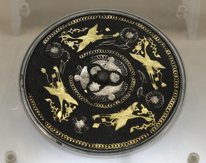 四鸾衔绶纹金银平脱镜| 一面映照唐王朝兴衰历史、工艺技巧与艺术装饰