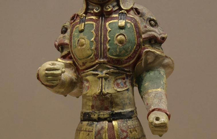 右手作持兵器状,着明光铠,虎头护膊,通体贴金